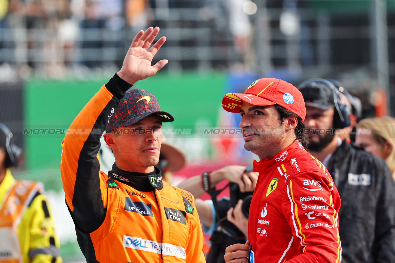 GP MESSICO, (L to R): Lando Norris (GBR) McLaren celebrates his second position in parc ferme with vincitore Carlos Sainz Jr (ESP) Ferrari.

27.10.2024. Formula 1 World Championship, Rd 20, Mexican Grand Prix, Mexico City, Mexico, Gara Day.

- www.xpbimages.com, EMail: requests@xpbimages.com © Copyright: Batchelor / XPB Images