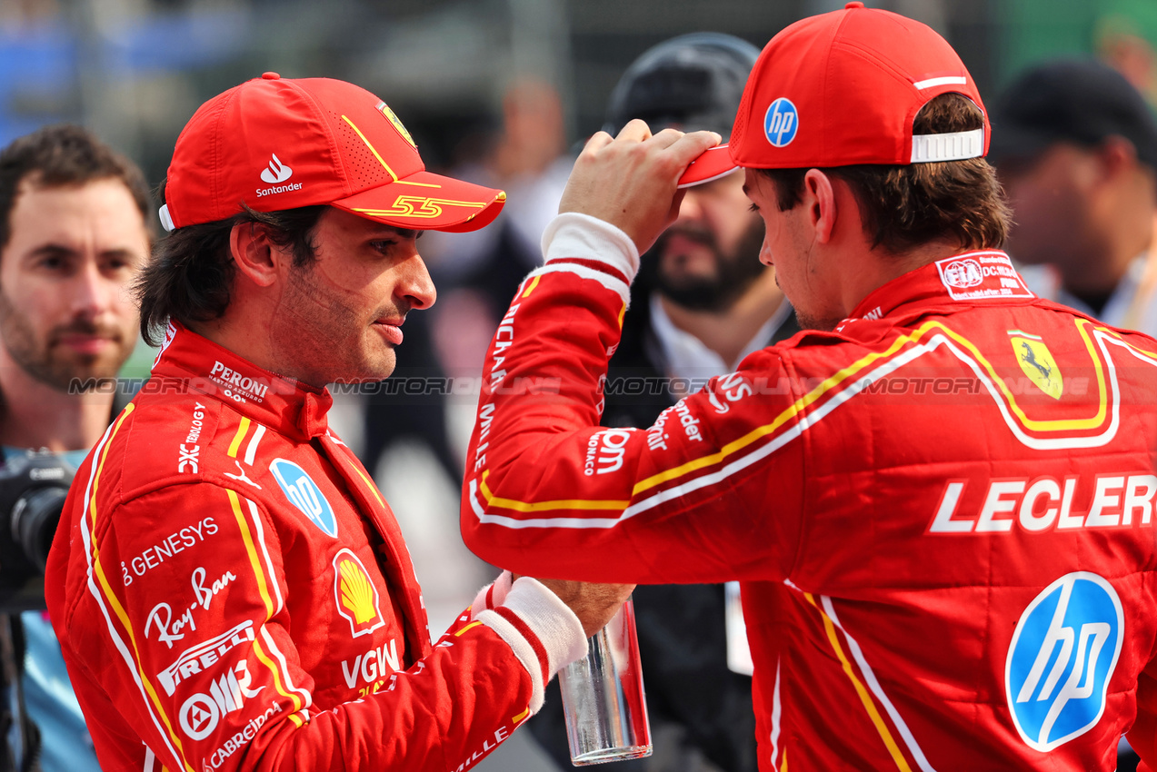 GP MESSICO, (L to R): Gara winner Carlos Sainz Jr (ESP) Ferrari with third placed team mate Charles Leclerc (MON) Ferrari in parc ferme.

27.10.2024. Formula 1 World Championship, Rd 20, Mexican Grand Prix, Mexico City, Mexico, Gara Day.

- www.xpbimages.com, EMail: requests@xpbimages.com © Copyright: Batchelor / XPB Images