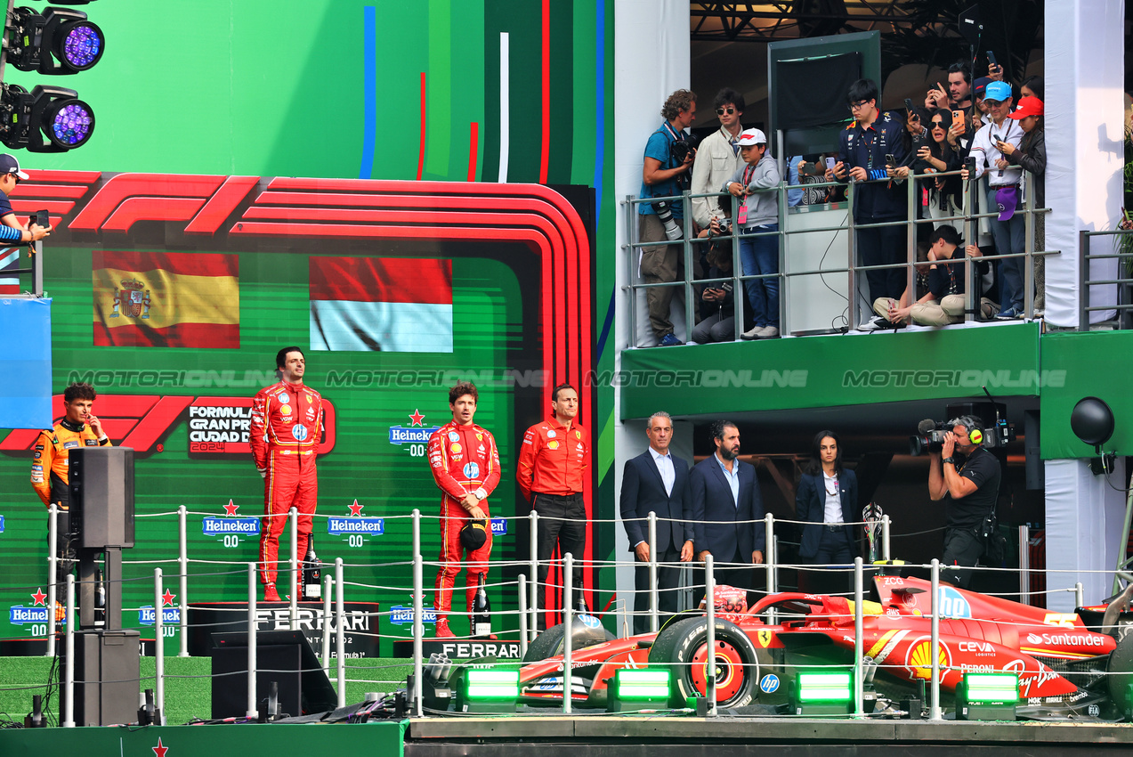 GP MESSICO, The podium (L to R): Lando Norris (GBR) McLaren, second; Carlos Sainz Jr (ESP) Ferrari, vincitore; Charles Leclerc (MON) Ferrari, third.

27.10.2024. Formula 1 World Championship, Rd 20, Mexican Grand Prix, Mexico City, Mexico, Gara Day.

- www.xpbimages.com, EMail: requests@xpbimages.com © Copyright: Batchelor / XPB Images