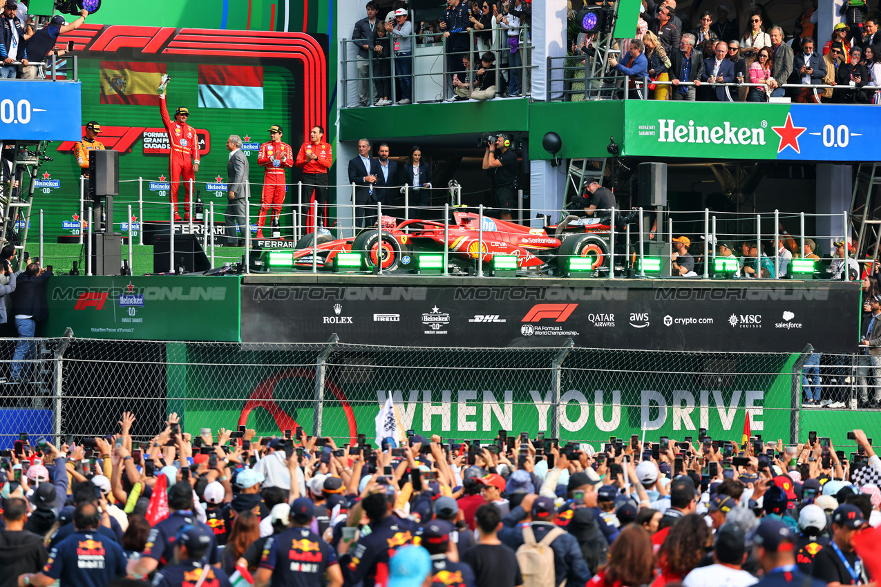 GP MESSICO, The podium (L to R): Lando Norris (GBR) McLaren, second; Carlos Sainz Jr (ESP) Ferrari, vincitore; Charles Leclerc (MON) Ferrari, third.

27.10.2024. Formula 1 World Championship, Rd 20, Mexican Grand Prix, Mexico City, Mexico, Gara Day.

- www.xpbimages.com, EMail: requests@xpbimages.com © Copyright: Batchelor / XPB Images