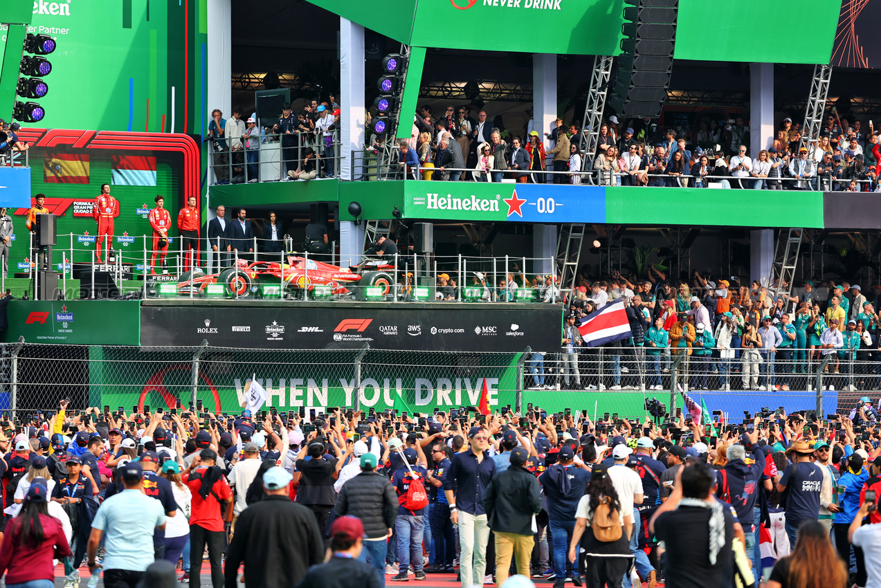 GP MESSICO, The podium (L to R): Lando Norris (GBR) McLaren, second; Carlos Sainz Jr (ESP) Ferrari, vincitore; Charles Leclerc (MON) Ferrari, third.

27.10.2024. Formula 1 World Championship, Rd 20, Mexican Grand Prix, Mexico City, Mexico, Gara Day.

- www.xpbimages.com, EMail: requests@xpbimages.com © Copyright: Batchelor / XPB Images