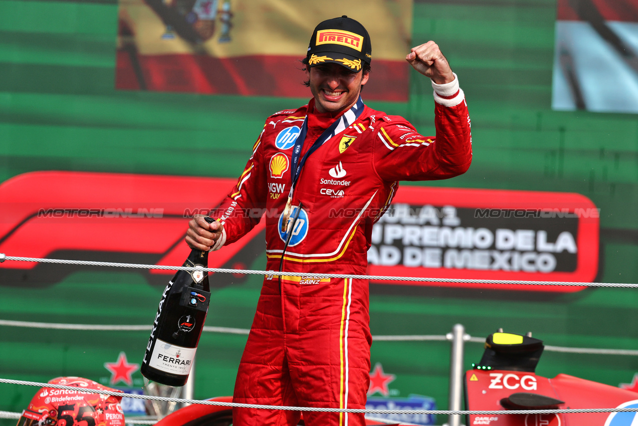 GP MESSICO, Gara winner Carlos Sainz Jr (ESP) Ferrari SF-24 celebrates on the podium.

27.10.2024. Formula 1 World Championship, Rd 20, Mexican Grand Prix, Mexico City, Mexico, Gara Day.

- www.xpbimages.com, EMail: requests@xpbimages.com © Copyright: Moy / XPB Images