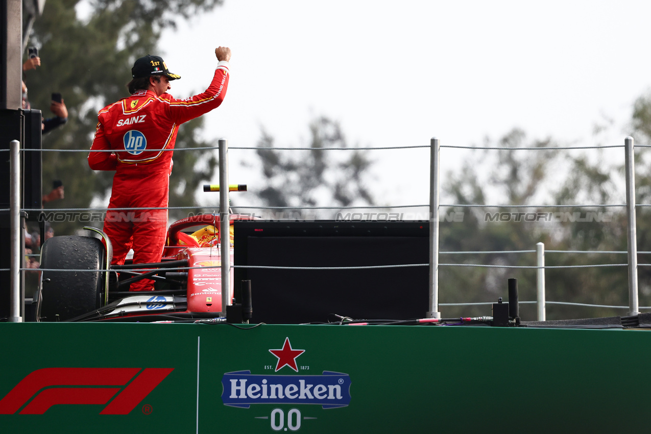 GP MESSICO, Carlos Sainz Jr (ESP), Ferrari 
27.10.2024. Formula 1 World Championship, Rd 20, Mexican Grand Prix, Mexico City, Mexico, Gara Day.
- www.xpbimages.com, EMail: requests@xpbimages.com © Copyright: Charniaux / XPB Images