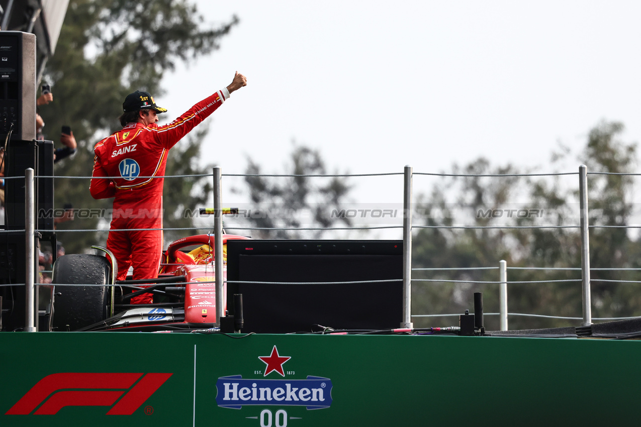 GP MESSICO, Carlos Sainz Jr (ESP), Ferrari 
27.10.2024. Formula 1 World Championship, Rd 20, Mexican Grand Prix, Mexico City, Mexico, Gara Day.
- www.xpbimages.com, EMail: requests@xpbimages.com © Copyright: Charniaux / XPB Images