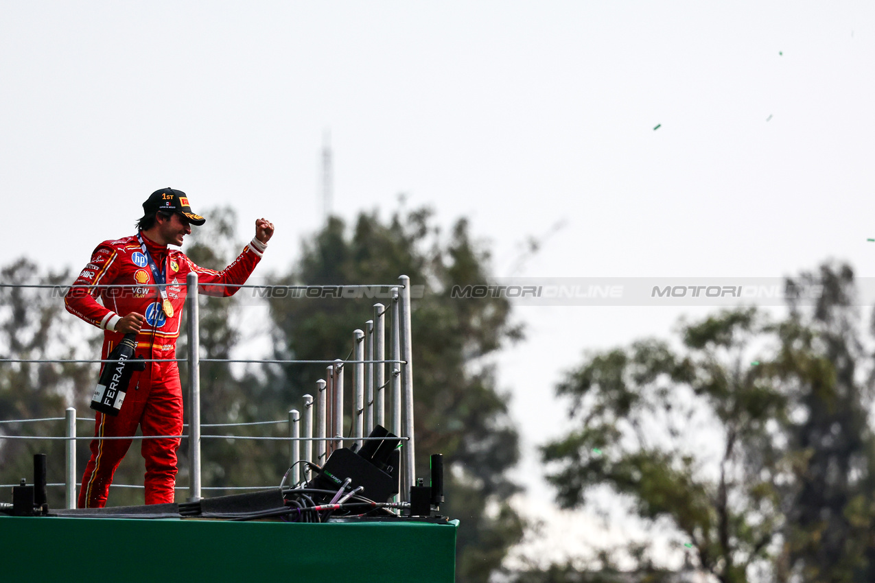 GP MESSICO, Carlos Sainz Jr (ESP), Ferrari 
27.10.2024. Formula 1 World Championship, Rd 20, Mexican Grand Prix, Mexico City, Mexico, Gara Day.
- www.xpbimages.com, EMail: requests@xpbimages.com © Copyright: Charniaux / XPB Images