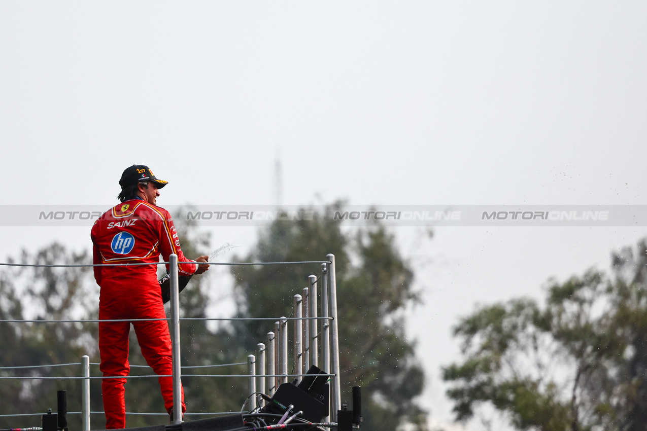 GP MESSICO, Carlos Sainz Jr (ESP), Ferrari 
27.10.2024. Formula 1 World Championship, Rd 20, Mexican Grand Prix, Mexico City, Mexico, Gara Day.
- www.xpbimages.com, EMail: requests@xpbimages.com © Copyright: Charniaux / XPB Images