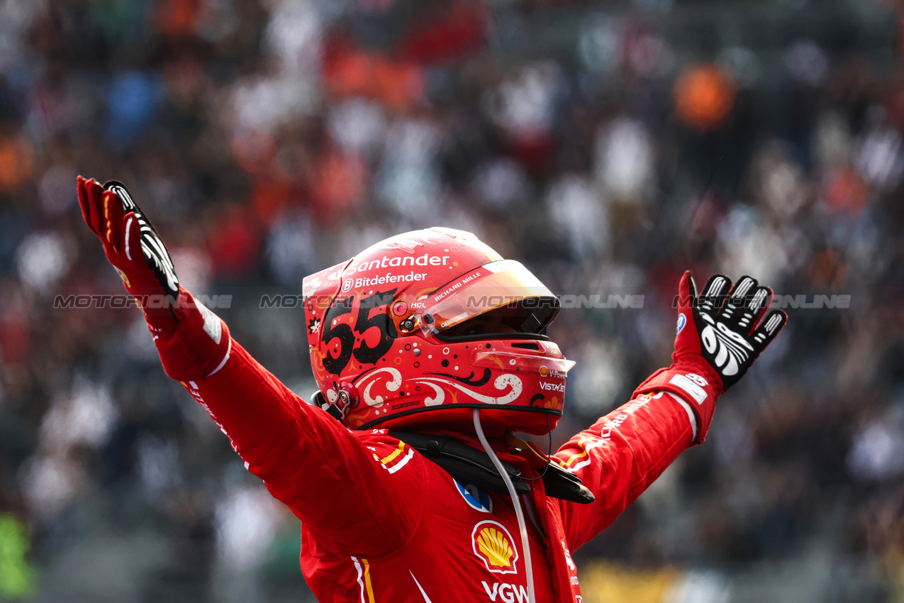 GP MESSICO, Carlos Sainz Jr (ESP), Ferrari 
27.10.2024. Formula 1 World Championship, Rd 20, Mexican Grand Prix, Mexico City, Mexico, Gara Day.
- www.xpbimages.com, EMail: requests@xpbimages.com © Copyright: Charniaux / XPB Images