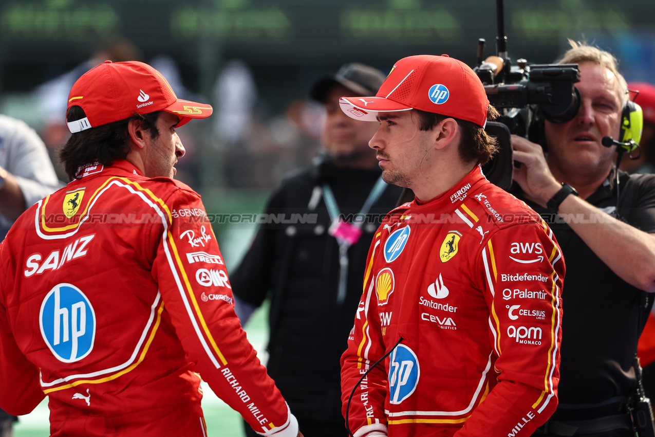 GP MESSICO, Carlos Sainz Jr (ESP), Ferrari Charles Leclerc (FRA), Ferrari 
27.10.2024. Formula 1 World Championship, Rd 20, Mexican Grand Prix, Mexico City, Mexico, Gara Day.
- www.xpbimages.com, EMail: requests@xpbimages.com © Copyright: Charniaux / XPB Images