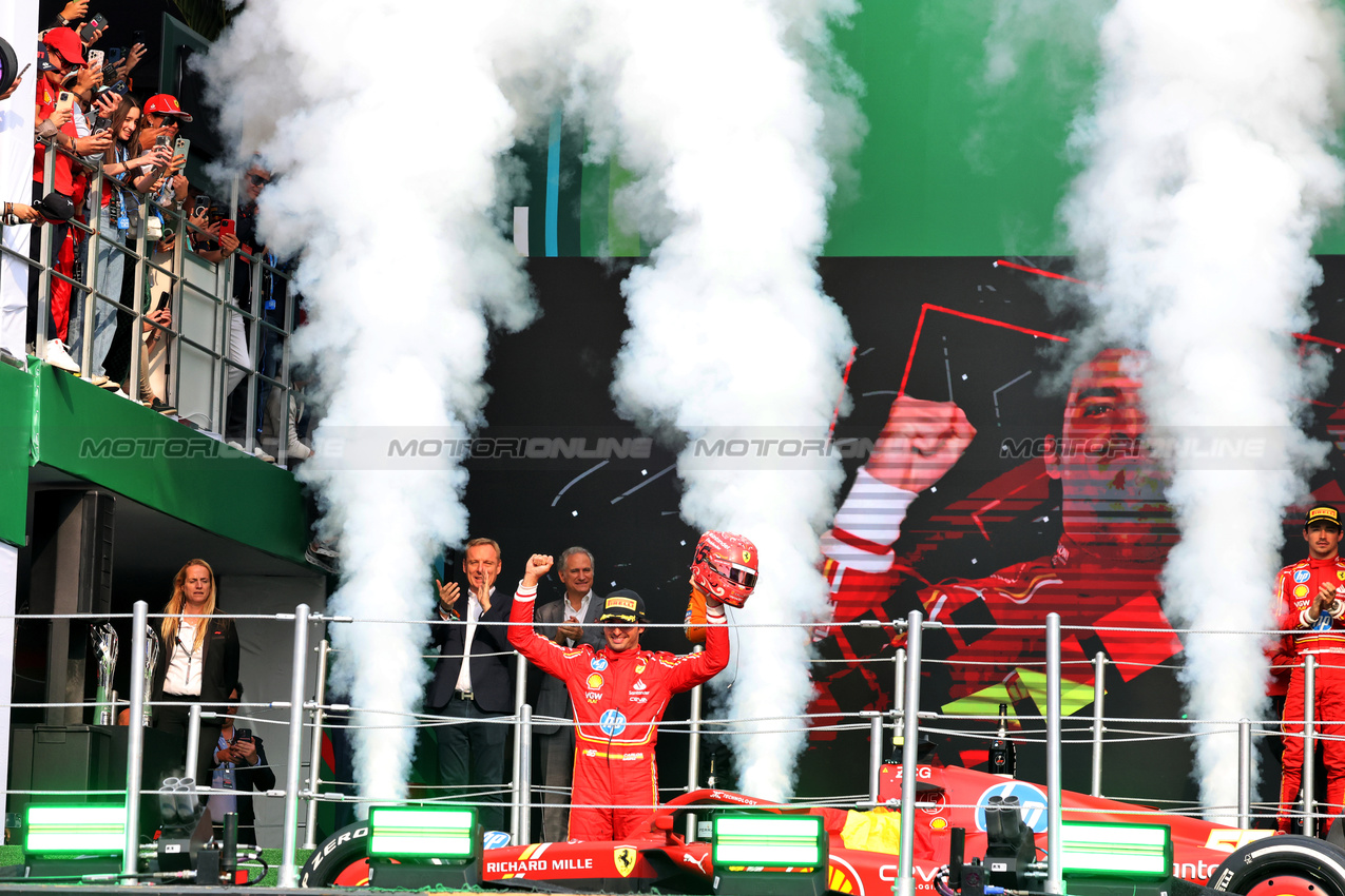 GP MESSICO, Gara winner Carlos Sainz Jr (ESP) Ferrari celebrates on the podium.

27.10.2024. Formula 1 World Championship, Rd 20, Mexican Grand Prix, Mexico City, Mexico, Gara Day.

- www.xpbimages.com, EMail: requests@xpbimages.com © Copyright: Bearne / XPB Images