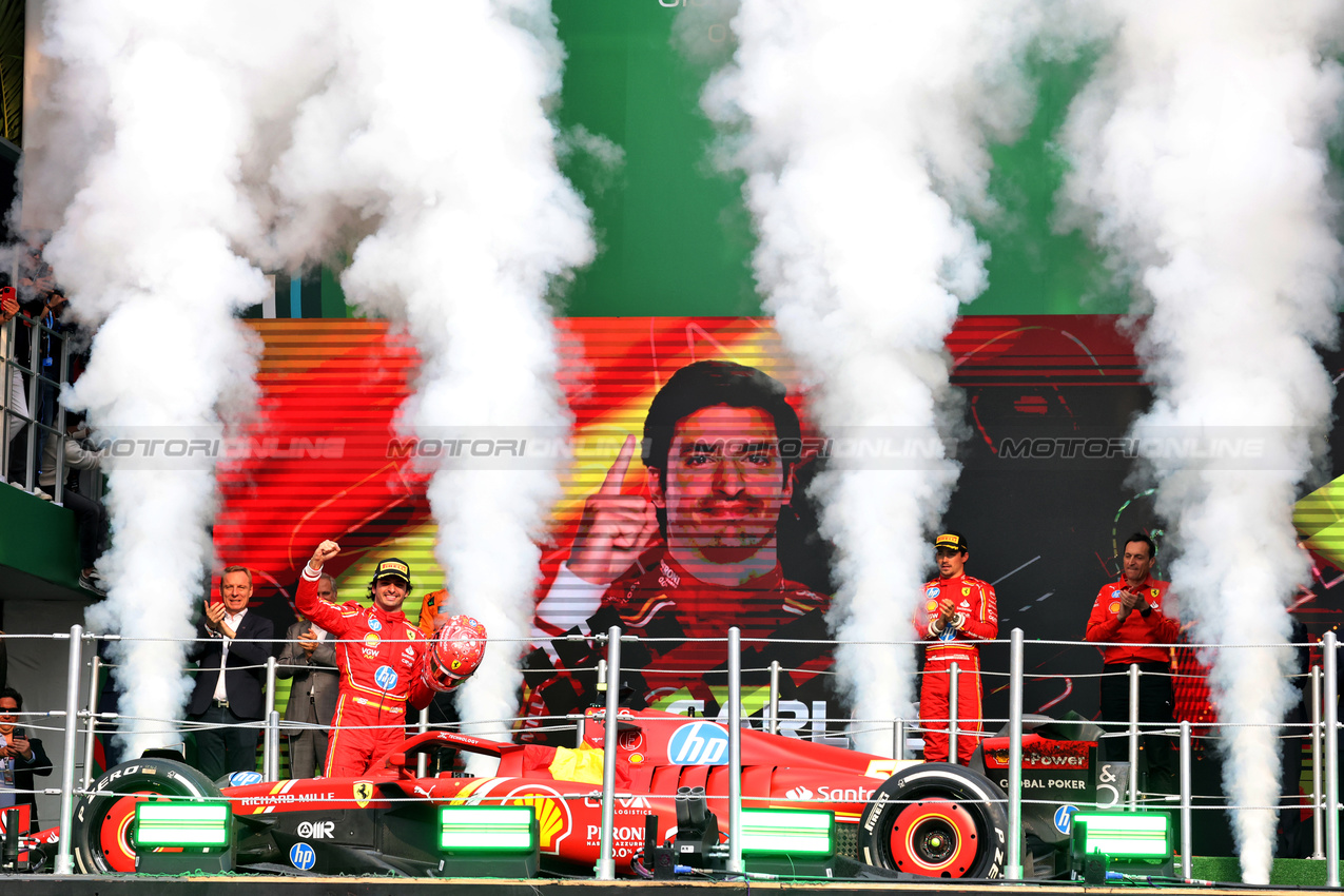 GP MESSICO, Gara winner Carlos Sainz Jr (ESP) Ferrari celebrates on the podium.

27.10.2024. Formula 1 World Championship, Rd 20, Mexican Grand Prix, Mexico City, Mexico, Gara Day.

- www.xpbimages.com, EMail: requests@xpbimages.com © Copyright: Bearne / XPB Images