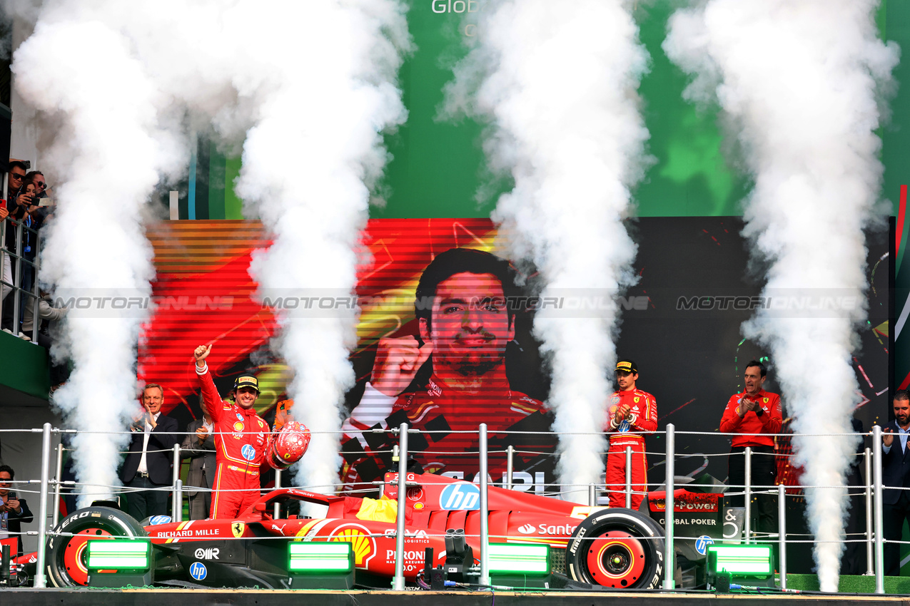 GP MESSICO, Gara winner Carlos Sainz Jr (ESP) Ferrari celebrates on the podium.

27.10.2024. Formula 1 World Championship, Rd 20, Mexican Grand Prix, Mexico City, Mexico, Gara Day.

- www.xpbimages.com, EMail: requests@xpbimages.com © Copyright: Bearne / XPB Images