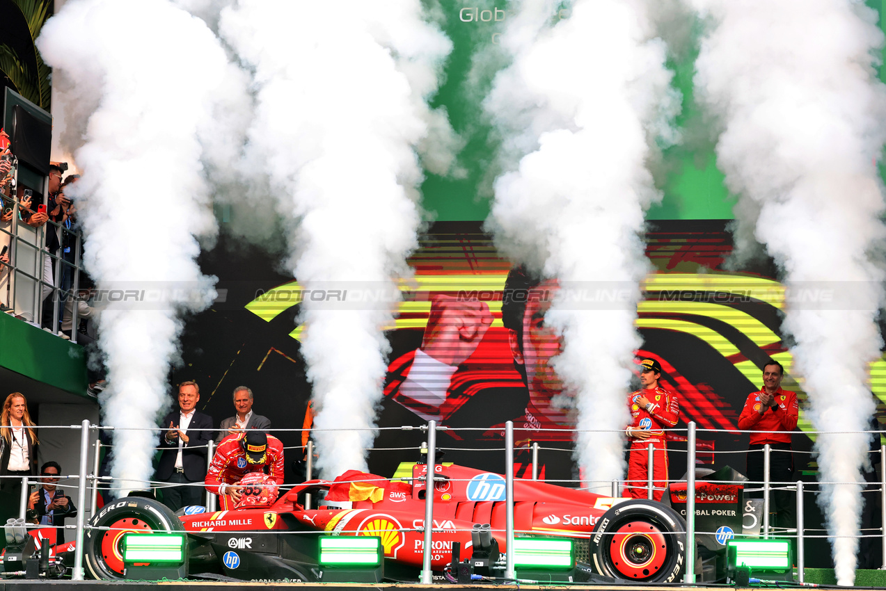 GP MESSICO, Gara winner Carlos Sainz Jr (ESP) Ferrari celebrates on the podium.

27.10.2024. Formula 1 World Championship, Rd 20, Mexican Grand Prix, Mexico City, Mexico, Gara Day.

- www.xpbimages.com, EMail: requests@xpbimages.com © Copyright: Bearne / XPB Images