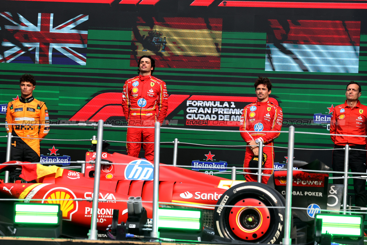 GP MESSICO, The podium (L to R): Lando Norris (GBR) McLaren, second; Carlos Sainz Jr (ESP) Ferrari, vincitore; Charles Leclerc (MON) Ferrari, third; Riccardo Adami (ITA) Ferrari Gara Engineer.

27.10.2024. Formula 1 World Championship, Rd 20, Mexican Grand Prix, Mexico City, Mexico, Gara Day.

- www.xpbimages.com, EMail: requests@xpbimages.com © Copyright: Bearne / XPB Images