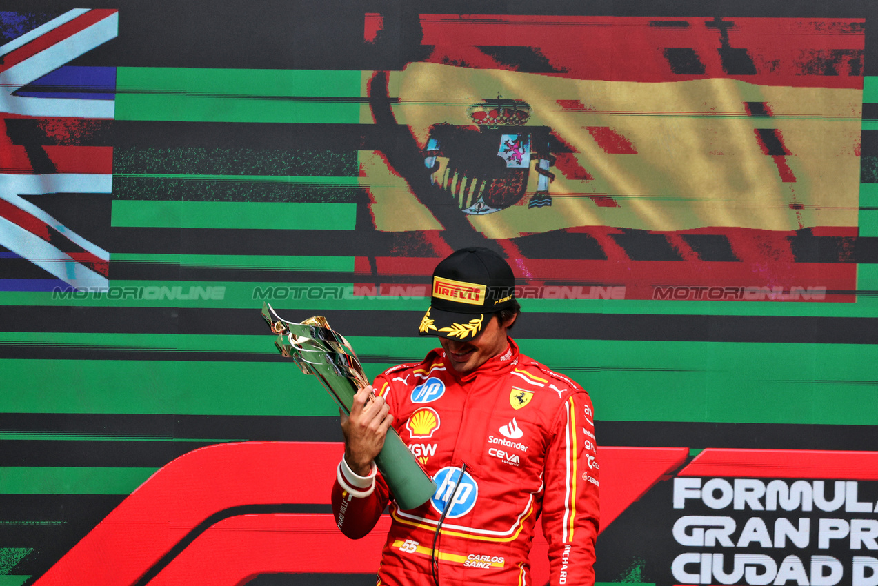 GP MESSICO, Gara winner Carlos Sainz Jr (ESP) Ferrari celebrates on the podium.

27.10.2024. Formula 1 World Championship, Rd 20, Mexican Grand Prix, Mexico City, Mexico, Gara Day.

- www.xpbimages.com, EMail: requests@xpbimages.com © Copyright: Bearne / XPB Images