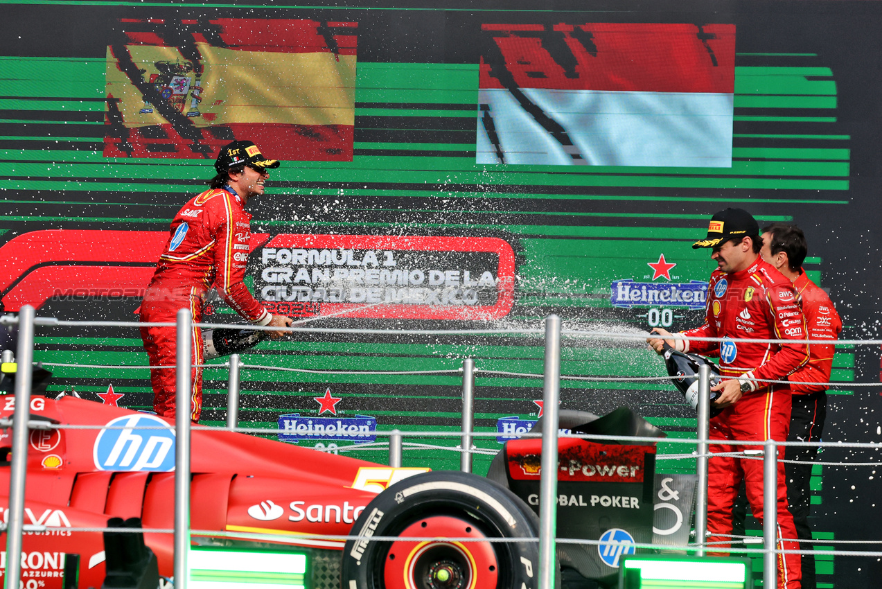 GP MESSICO, (L to R): Gara winner Carlos Sainz Jr (ESP) Ferrari celebrates on the podium with third placed team mate Charles Leclerc (MON) Ferrari e Riccardo Adami (ITA) Ferrari Gara Engineer.

27.10.2024. Formula 1 World Championship, Rd 20, Mexican Grand Prix, Mexico City, Mexico, Gara Day.

- www.xpbimages.com, EMail: requests@xpbimages.com © Copyright: Bearne / XPB Images