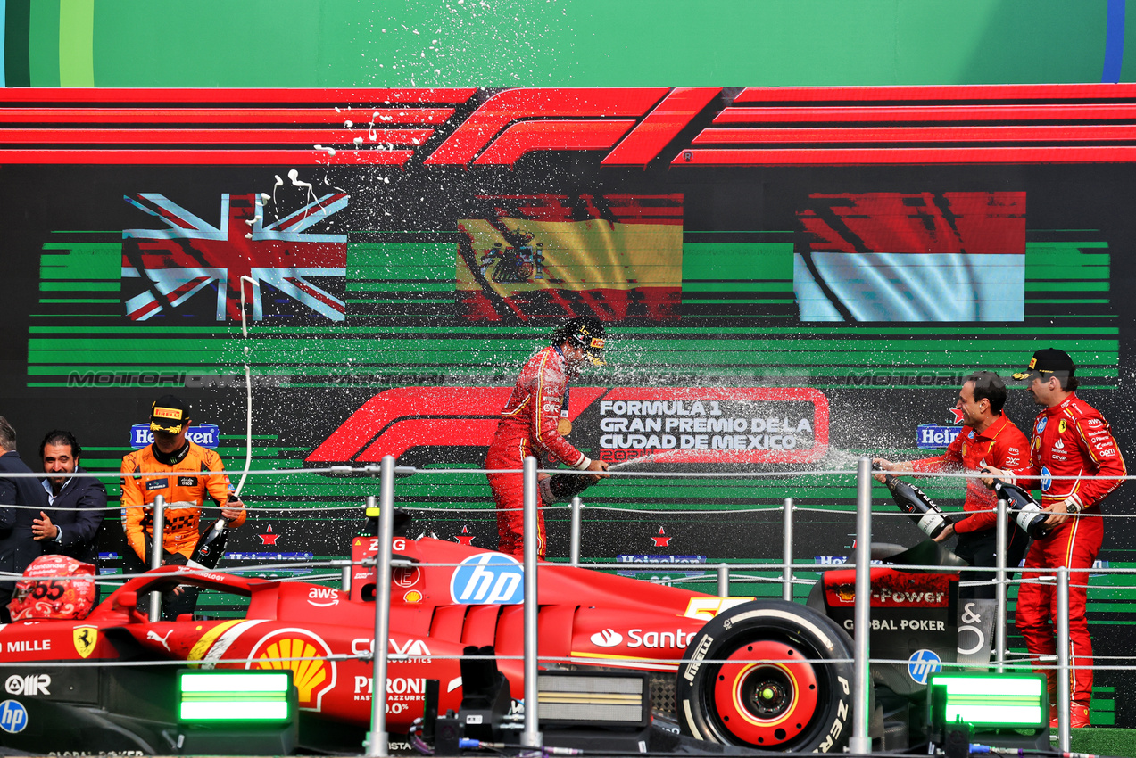 GP MESSICO, The podium (L to R): Lando Norris (GBR) McLaren, second; Carlos Sainz Jr (ESP) Ferrari, vincitore; Charles Leclerc (MON) Ferrari, third; Riccardo Adami (ITA) Ferrari Gara Engineer.

27.10.2024. Formula 1 World Championship, Rd 20, Mexican Grand Prix, Mexico City, Mexico, Gara Day.

- www.xpbimages.com, EMail: requests@xpbimages.com © Copyright: Bearne / XPB Images