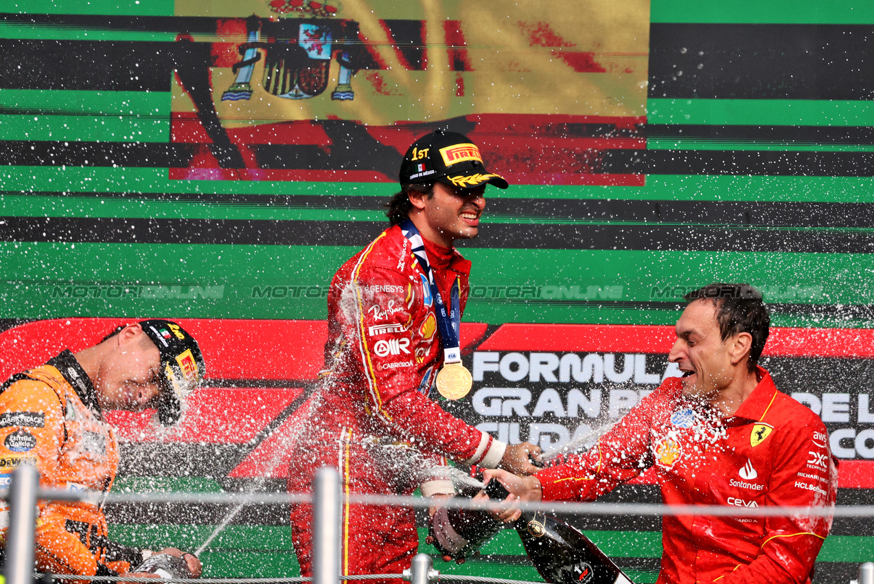 GP MESSICO, Gara winner Carlos Sainz Jr (ESP) Ferrari celebrates on the podium with Lando Norris (GBR) McLaren (Left) e Riccardo Adami (ITA) Ferrari Gara Engineer (Right).

27.10.2024. Formula 1 World Championship, Rd 20, Mexican Grand Prix, Mexico City, Mexico, Gara Day.

- www.xpbimages.com, EMail: requests@xpbimages.com © Copyright: Bearne / XPB Images