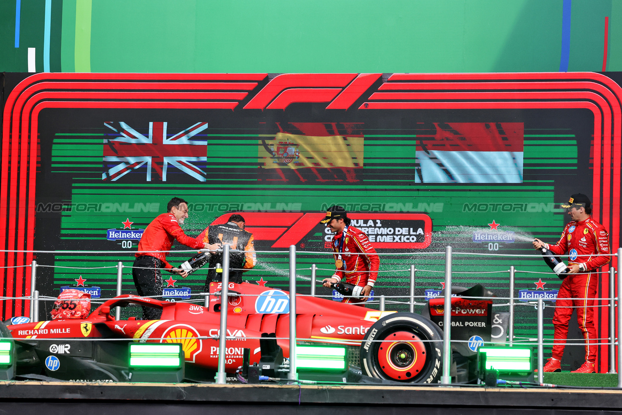 GP MESSICO, Gara winner Carlos Sainz Jr (ESP) Ferrari celebrates on the podium with Lando Norris (GBR) McLaren e Riccardo Adami (ITA) Ferrari Gara Engineer (Left); e Charles Leclerc (MON) Ferrari (Right).

27.10.2024. Formula 1 World Championship, Rd 20, Mexican Grand Prix, Mexico City, Mexico, Gara Day.

- www.xpbimages.com, EMail: requests@xpbimages.com © Copyright: Bearne / XPB Images