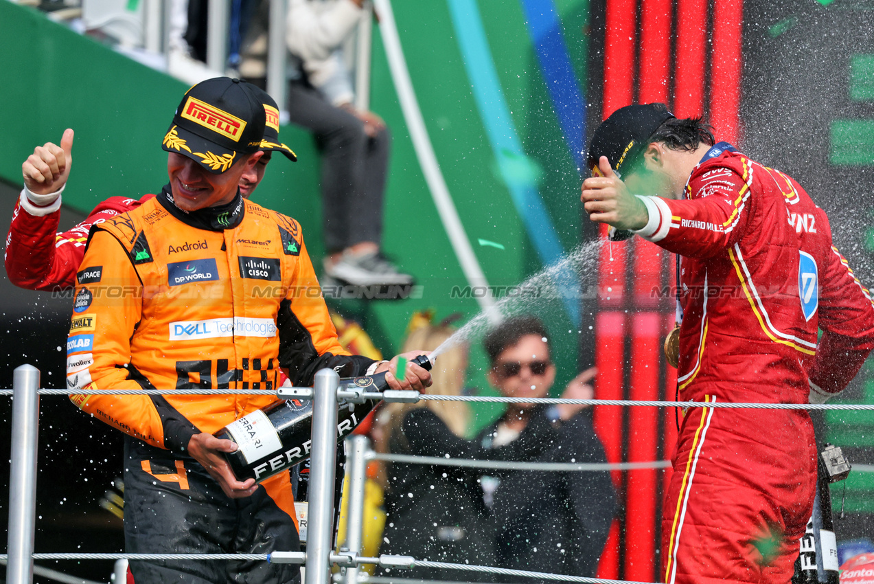 GP MESSICO, (L to R): Lando Norris (GBR) McLaren celebrates his second position on the podium with vincitore Carlos Sainz Jr (ESP) Ferrari.

27.10.2024. Formula 1 World Championship, Rd 20, Mexican Grand Prix, Mexico City, Mexico, Gara Day.

- www.xpbimages.com, EMail: requests@xpbimages.com © Copyright: Bearne / XPB Images