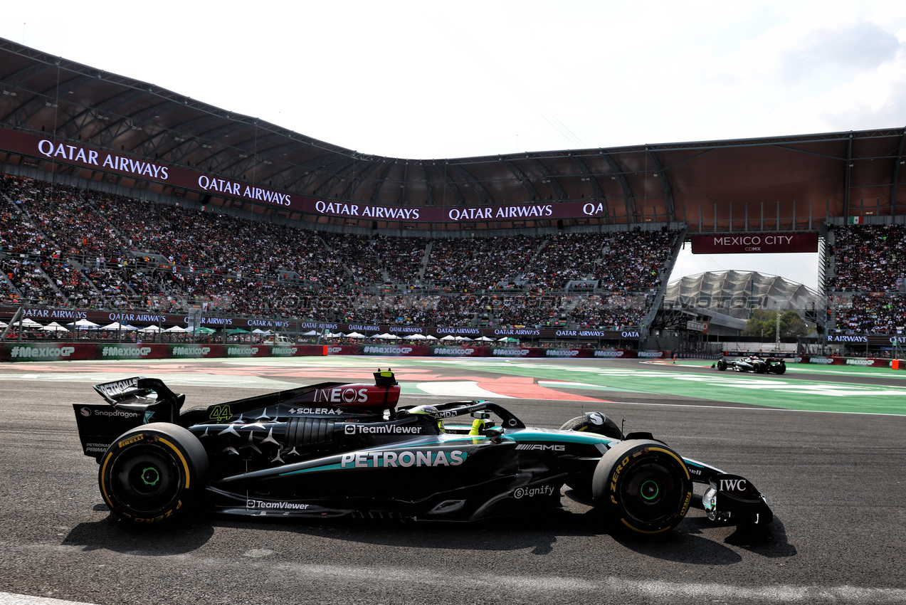 GP MESSICO, Lewis Hamilton (GBR) Mercedes AMG F1 W15.

27.10.2024. Formula 1 World Championship, Rd 20, Mexican Grand Prix, Mexico City, Mexico, Gara Day.

- www.xpbimages.com, EMail: requests@xpbimages.com © Copyright: Batchelor / XPB Images