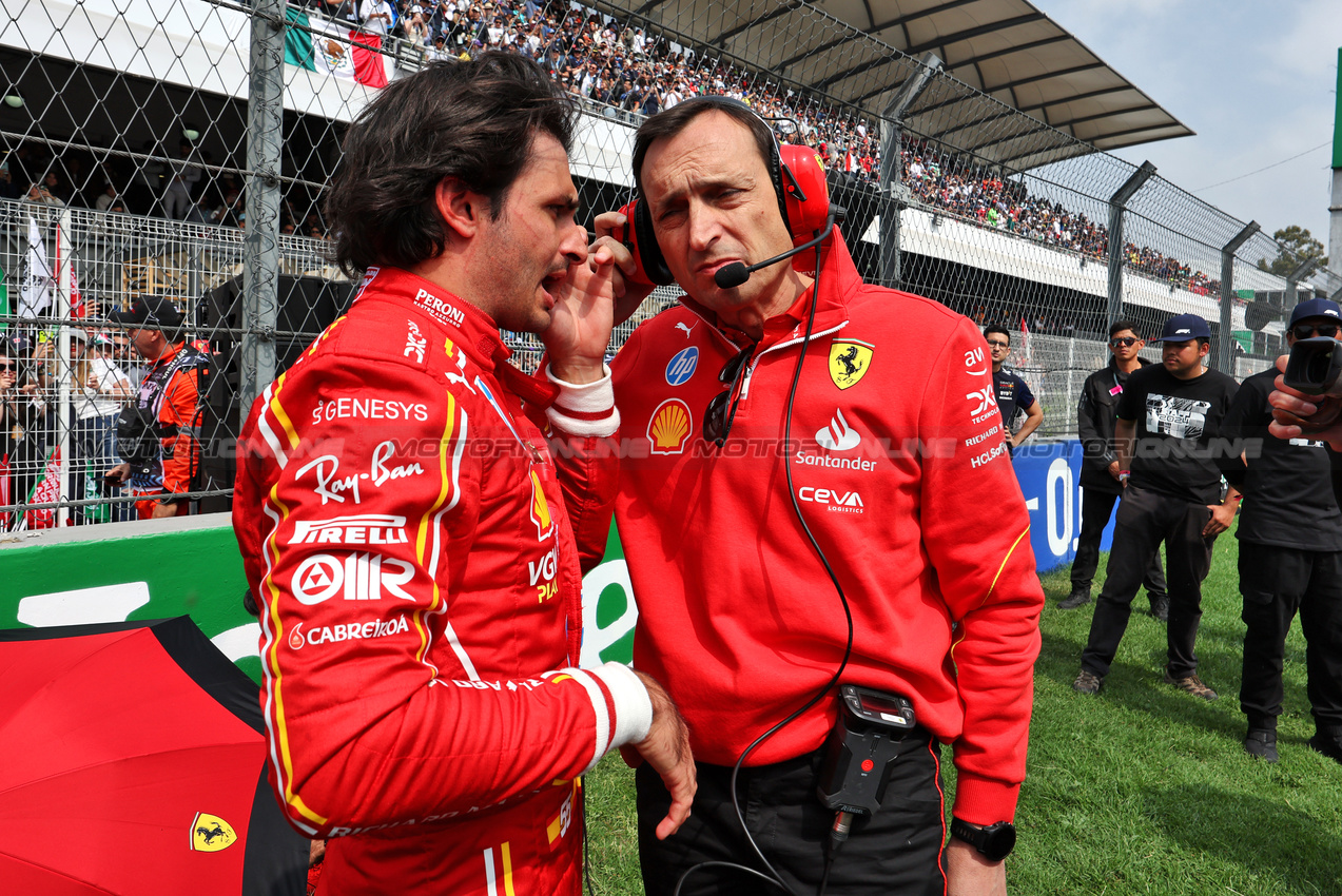 GP MESSICO, (L to R): Carlos Sainz Jr (ESP) Ferrari with Riccardo Adami (ITA) Ferrari Gara Engineer on the grid.

27.10.2024. Formula 1 World Championship, Rd 20, Mexican Grand Prix, Mexico City, Mexico, Gara Day.

- www.xpbimages.com, EMail: requests@xpbimages.com © Copyright: Moy / XPB Images