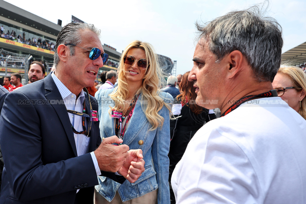 GP MESSICO, (L to R): Carlos Slim Domit (MEX) Chairman of America Movil on the grid with sua moglie María Elena Torruco (MEX) e Juan Pablo Montoya (COL).

27.10.2024. Formula 1 World Championship, Rd 20, Mexican Grand Prix, Mexico City, Mexico, Gara Day.

- www.xpbimages.com, EMail: requests@xpbimages.com © Copyright: Moy / XPB Images