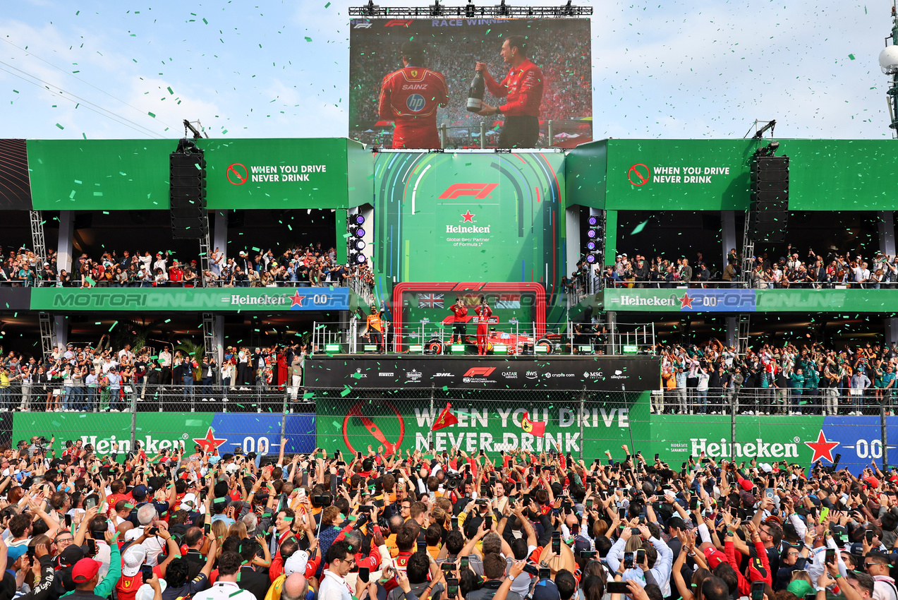 GP MESSICO, The podium: Lando Norris (GBR) McLaren, second; Carlos Sainz Jr (ESP) Ferrari, vincitore; Charles Leclerc (MON) Ferrari, third.

27.10.2024. Formula 1 World Championship, Rd 20, Mexican Grand Prix, Mexico City, Mexico, Gara Day.

- www.xpbimages.com, EMail: requests@xpbimages.com © Copyright: Moy / XPB Images