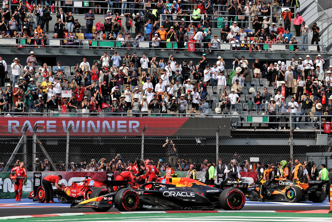 GP MESSICO, Sergio Perez (MEX) Red Bull Racing RB20 at the end of the race.

27.10.2024. Formula 1 World Championship, Rd 20, Mexican Grand Prix, Mexico City, Mexico, Gara Day.

- www.xpbimages.com, EMail: requests@xpbimages.com © Copyright: Moy / XPB Images