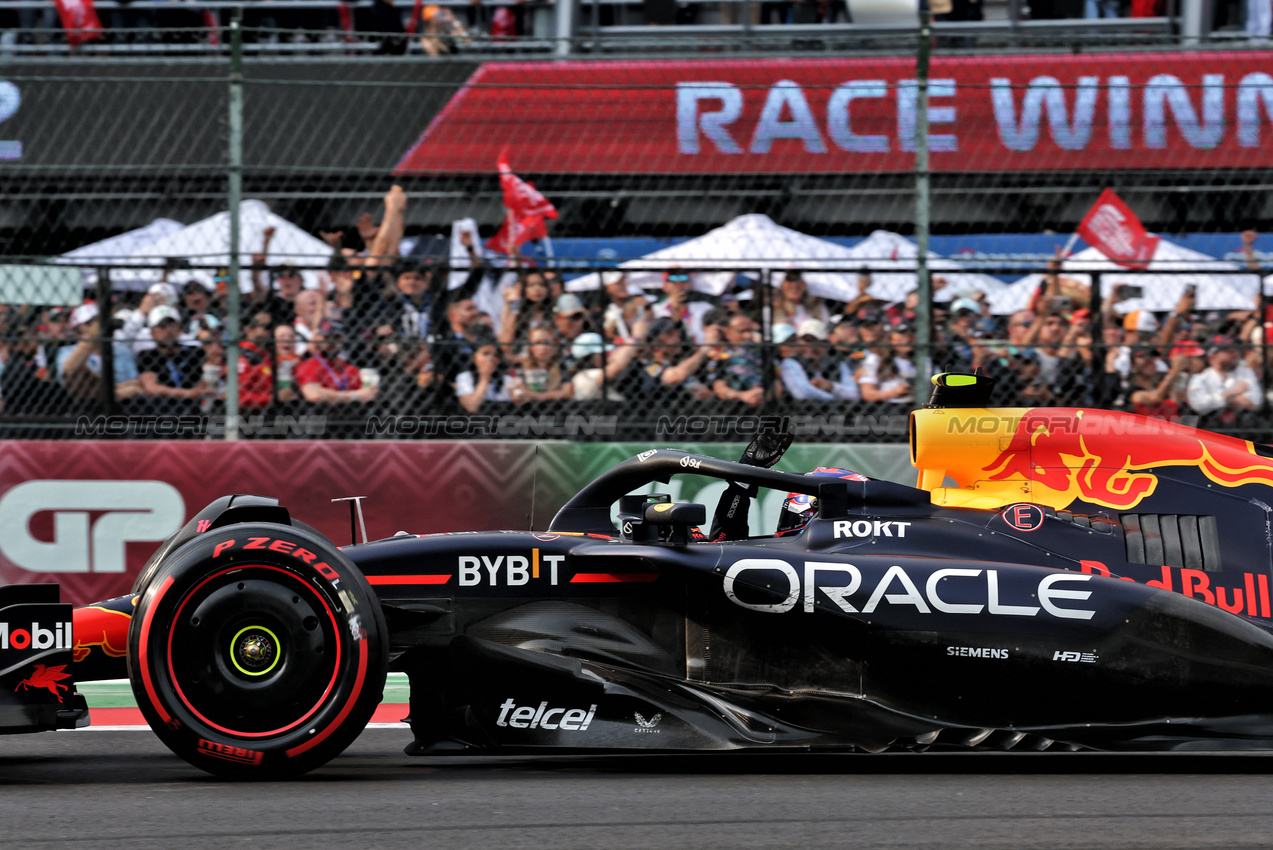 GP MESSICO, Sergio Perez (MEX) Red Bull Racing RB20 at the end of the race.

27.10.2024. Formula 1 World Championship, Rd 20, Mexican Grand Prix, Mexico City, Mexico, Gara Day.

- www.xpbimages.com, EMail: requests@xpbimages.com © Copyright: Moy / XPB Images