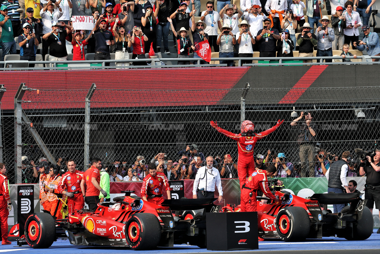 GP MESSICO, Gara winner Carlos Sainz Jr (ESP) Ferrari SF-24 celebrates in parc ferme.

27.10.2024. Formula 1 World Championship, Rd 20, Mexican Grand Prix, Mexico City, Mexico, Gara Day.

- www.xpbimages.com, EMail: requests@xpbimages.com © Copyright: Moy / XPB Images