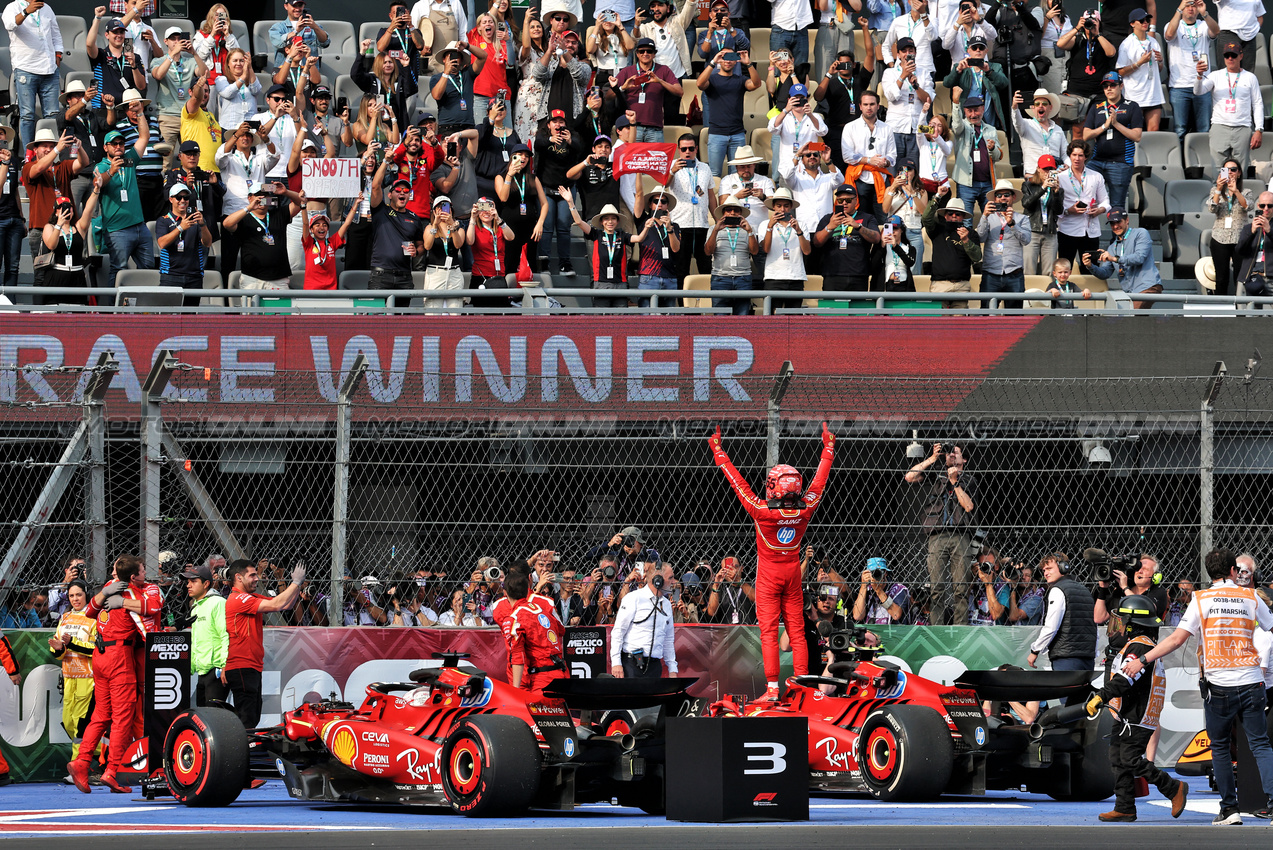 GP MESSICO, Gara winner Carlos Sainz Jr (ESP) Ferrari SF-24 celebrates in parc ferme.

27.10.2024. Formula 1 World Championship, Rd 20, Mexican Grand Prix, Mexico City, Mexico, Gara Day.

- www.xpbimages.com, EMail: requests@xpbimages.com © Copyright: Moy / XPB Images