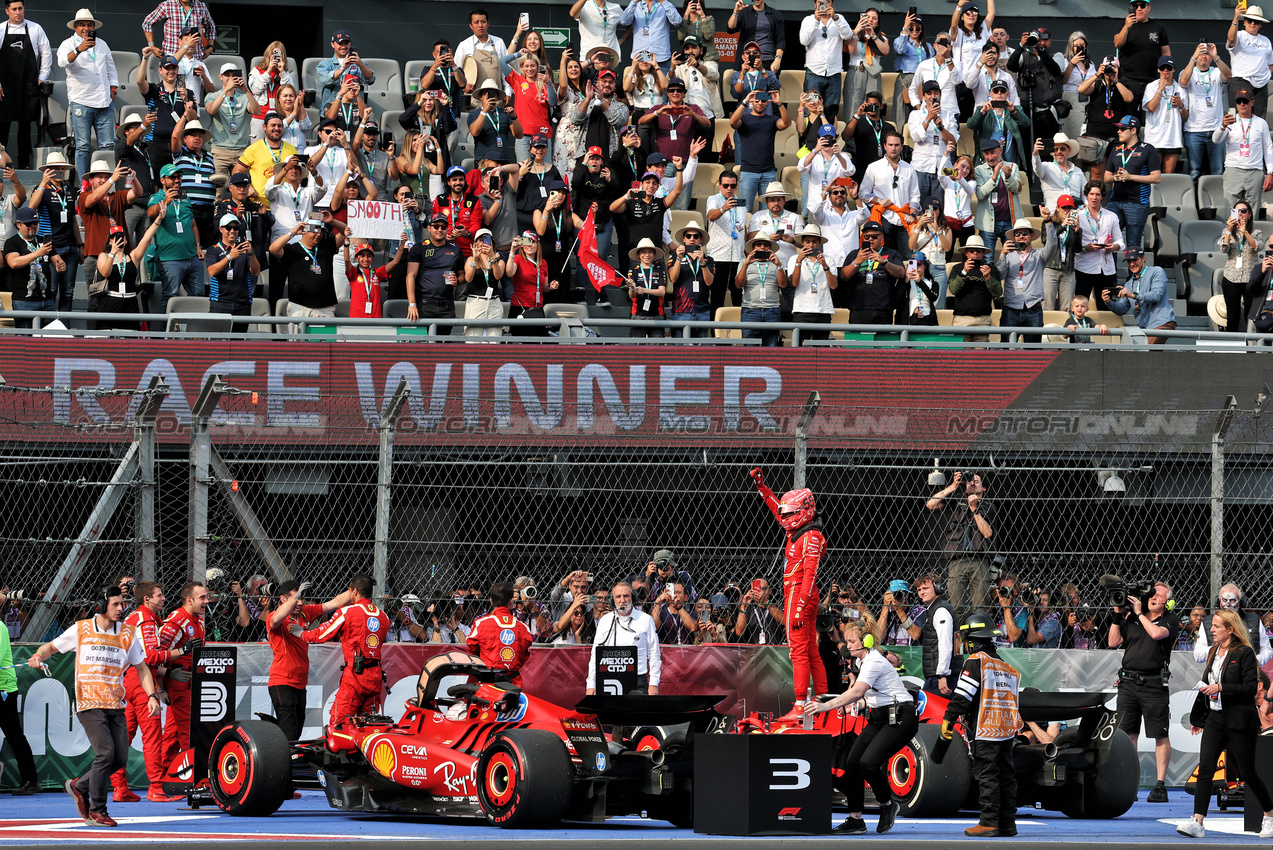 GP MESSICO, Gara winner Carlos Sainz Jr (ESP) Ferrari SF-24 celebrates in parc ferme.

27.10.2024. Formula 1 World Championship, Rd 20, Mexican Grand Prix, Mexico City, Mexico, Gara Day.

- www.xpbimages.com, EMail: requests@xpbimages.com © Copyright: Moy / XPB Images