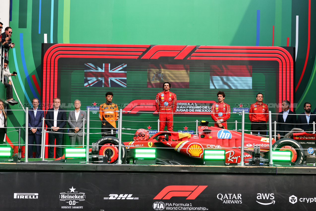 GP MESSICO, The podium (L to R): Lando Norris (GBR) McLaren, second; Carlos Sainz Jr (ESP) Ferrari, vincitore; Charles Leclerc (MON) Ferrari, third; Riccardo Adami (ITA) Ferrari Gara Engineer.

27.10.2024. Formula 1 World Championship, Rd 20, Mexican Grand Prix, Mexico City, Mexico, Gara Day.

- www.xpbimages.com, EMail: requests@xpbimages.com © Copyright: Moy / XPB Images