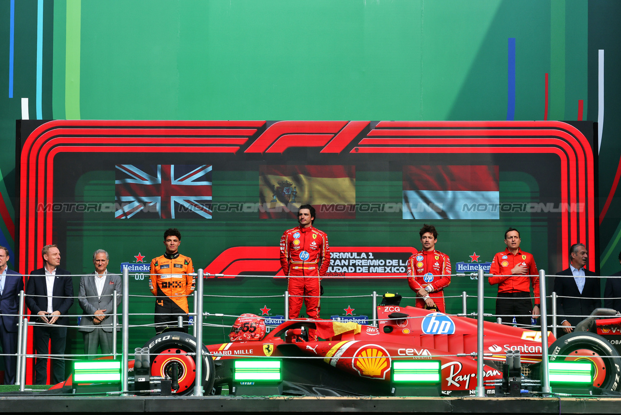 GP MESSICO, The podium (L to R): Lando Norris (GBR) McLaren, second; Carlos Sainz Jr (ESP) Ferrari, vincitore; Charles Leclerc (MON) Ferrari, third; Riccardo Adami (ITA) Ferrari Gara Engineer.

27.10.2024. Formula 1 World Championship, Rd 20, Mexican Grand Prix, Mexico City, Mexico, Gara Day.

- www.xpbimages.com, EMail: requests@xpbimages.com © Copyright: Moy / XPB Images