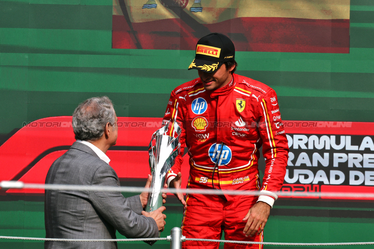 GP MESSICO, Gara winner Carlos Sainz Jr (ESP) Ferrari celebrates on the podium.

27.10.2024. Formula 1 World Championship, Rd 20, Mexican Grand Prix, Mexico City, Mexico, Gara Day.

- www.xpbimages.com, EMail: requests@xpbimages.com © Copyright: Moy / XPB Images