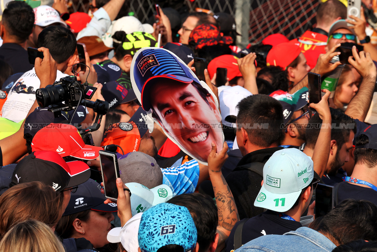 GP MESSICO, Circuit Atmosfera - fans at the podium.

27.10.2024. Formula 1 World Championship, Rd 20, Mexican Grand Prix, Mexico City, Mexico, Gara Day.

- www.xpbimages.com, EMail: requests@xpbimages.com © Copyright: Moy / XPB Images