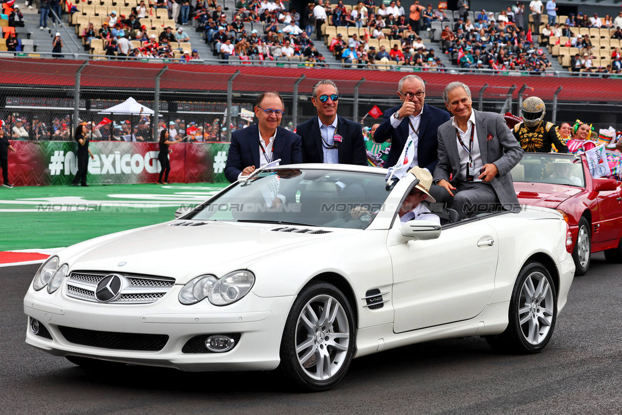 GP MESSICO, L to R): Carlos Slim Domit (MEX) Chairman of America Movil; Stefano Domenicali (ITA) Formula One President e CEO; e Alejandro Soberon (MEX) Mexican GP Promoter, on the drivers' parade.

27.10.2024. Formula 1 World Championship, Rd 20, Mexican Grand Prix, Mexico City, Mexico, Gara Day.

 - www.xpbimages.com, EMail: requests@xpbimages.com © Copyright: Coates / XPB Images