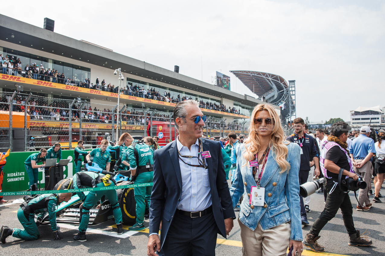 GP MESSICO, Carlos Slim Domit (MEX) Chairman of America Movil e sua moglie María Elena Torruco (MEX) on the grid.

27.10.2024. Formula 1 World Championship, Rd 20, Mexican Grand Prix, Mexico City, Mexico, Gara Day.

- www.xpbimages.com, EMail: requests@xpbimages.com © Copyright: Bearne / XPB Images