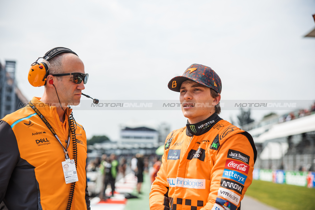 GP MESSICO, Oscar Piastri (AUS) McLaren with Tom Stallard (GBR) McLaren Gara Engineer on the grid.

27.10.2024. Formula 1 World Championship, Rd 20, Mexican Grand Prix, Mexico City, Mexico, Gara Day.

- www.xpbimages.com, EMail: requests@xpbimages.com © Copyright: Bearne / XPB Images