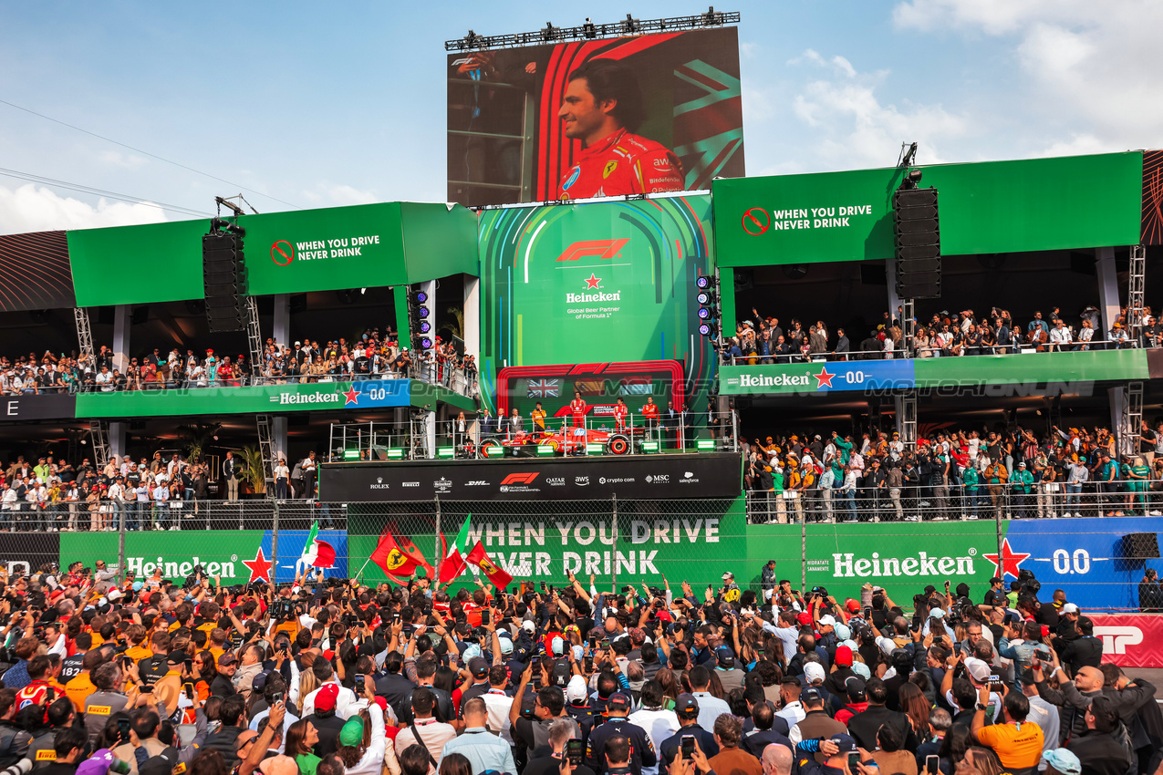 GP MESSICO, The podium (L to R): Lando Norris (GBR) McLaren, second; Carlos Sainz Jr (ESP) Ferrari, vincitore; Charles Leclerc (MON) Ferrari, third.

27.10.2024. Formula 1 World Championship, Rd 20, Mexican Grand Prix, Mexico City, Mexico, Gara Day.

- www.xpbimages.com, EMail: requests@xpbimages.com © Copyright: Bearne / XPB Images