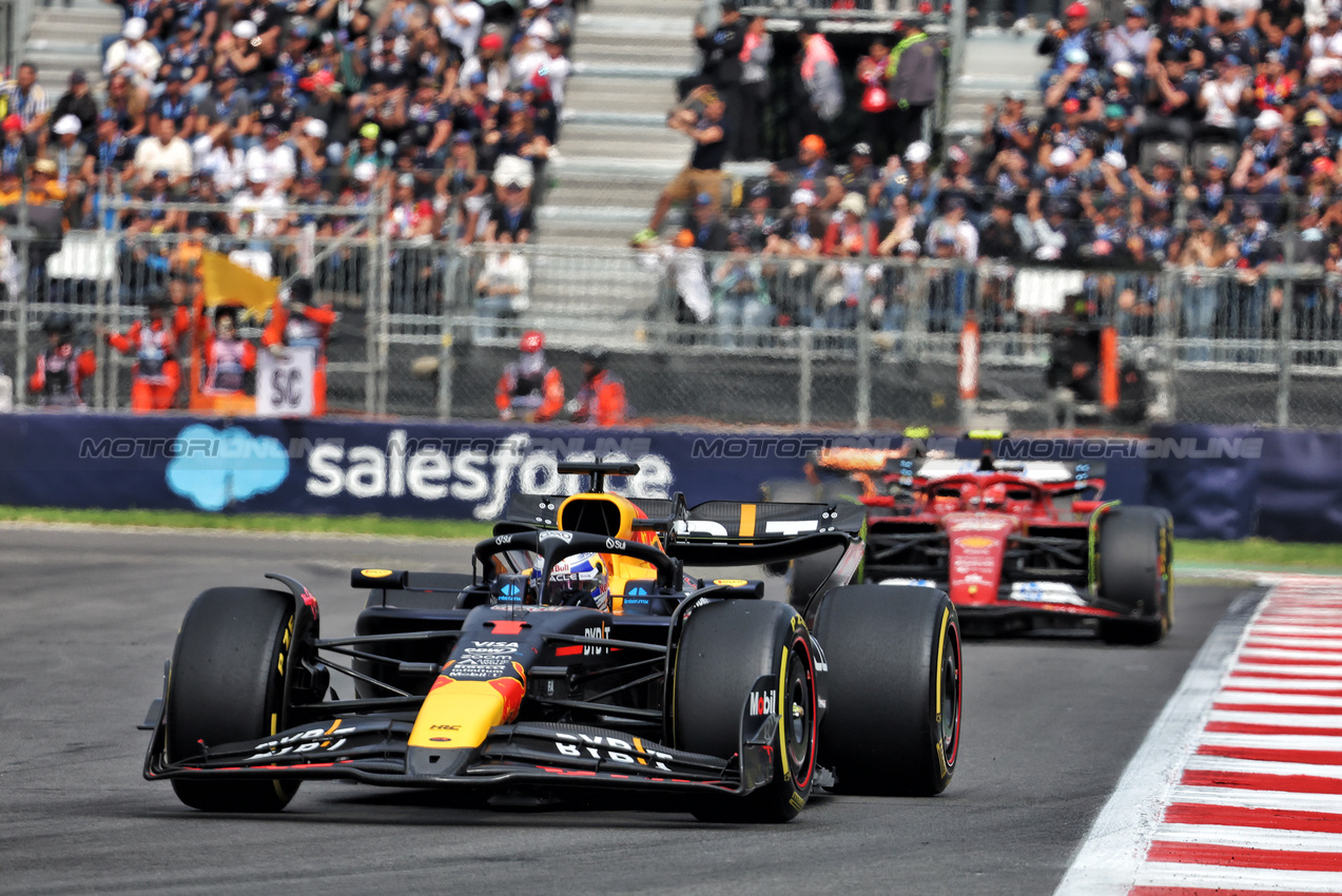 GP MESSICO, Max Verstappen (NLD) Red Bull Racing RB20.

27.10.2024. Formula 1 World Championship, Rd 20, Mexican Grand Prix, Mexico City, Mexico, Gara Day.

- www.xpbimages.com, EMail: requests@xpbimages.com © Copyright: Bearne / XPB Images