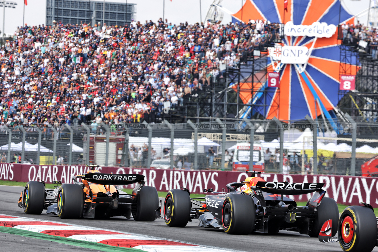 GP MESSICO, Lando Norris (GBR) McLaren MCL38 davanti a Max Verstappen (NLD) Red Bull Racing RB20.

27.10.2024. Formula 1 World Championship, Rd 20, Mexican Grand Prix, Mexico City, Mexico, Gara Day.

- www.xpbimages.com, EMail: requests@xpbimages.com © Copyright: Bearne / XPB Images