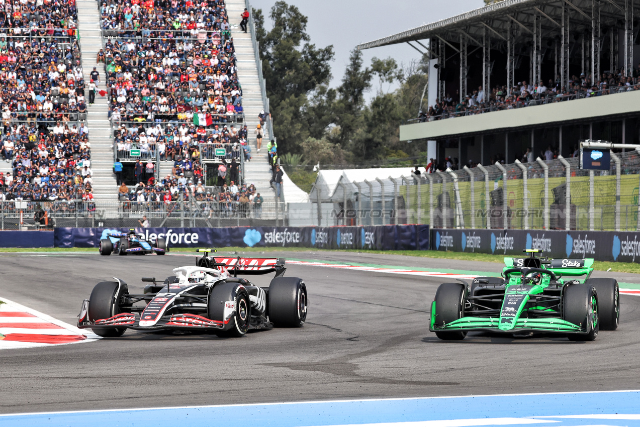 GP MESSICO, Nico Hulkenberg (GER) Haas VF-24 e Zhou Guanyu (CHN) Sauber C44 battle for position.

27.10.2024. Formula 1 World Championship, Rd 20, Mexican Grand Prix, Mexico City, Mexico, Gara Day.

- www.xpbimages.com, EMail: requests@xpbimages.com © Copyright: Bearne / XPB Images