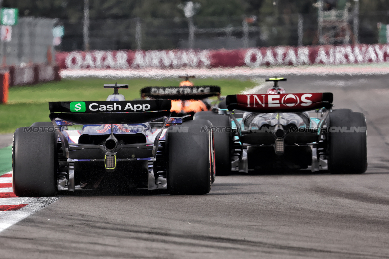 GP MESSICO, Lewis Hamilton (GBR) Mercedes AMG F1 W15 e Liam Lawson (NZL) RB VCARB 01 battle for position. 

27.10.2024. Formula 1 World Championship, Rd 20, Mexican Grand Prix, Mexico City, Mexico, Gara Day.

- www.xpbimages.com, EMail: requests@xpbimages.com © Copyright: Bearne / XPB Images