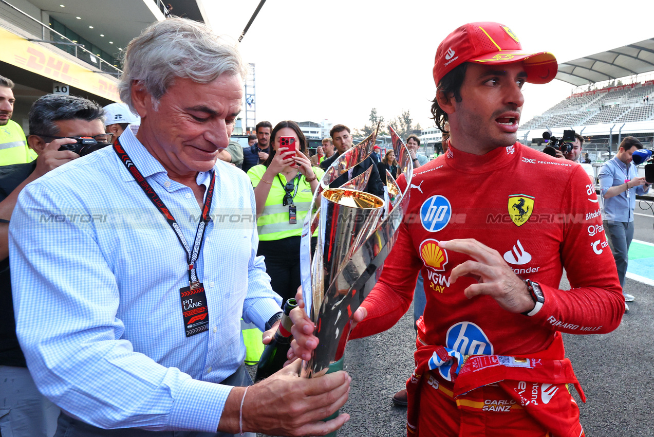 GP MESSICO, Gara winner Carlos Sainz Jr (ESP) Ferrari celebrates with his father Carlos Sainz (ESP).

27.10.2024. Formula 1 World Championship, Rd 20, Mexican Grand Prix, Mexico City, Mexico, Gara Day.

 - www.xpbimages.com, EMail: requests@xpbimages.com © Copyright: Coates / XPB Images