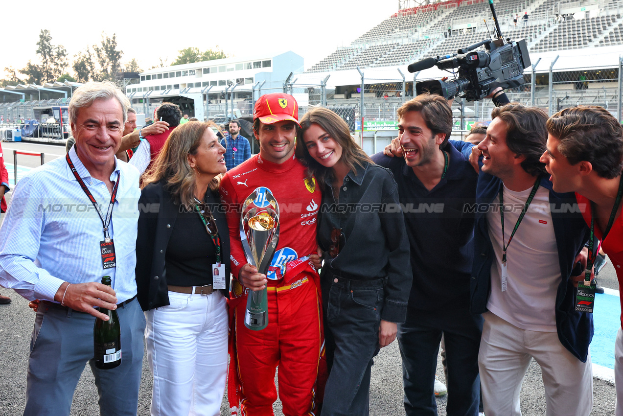 GP MESSICO, Carlos Sainz Jr (ESP) Ferrari celebrates with his father Carlos Sainz (ESP); his mother Reyes Vázquez de Castro (ESP); girlfriend Rebecca Donaldson (GBR); e friends.

27.10.2024. Formula 1 World Championship, Rd 20, Mexican Grand Prix, Mexico City, Mexico, Gara Day.

 - www.xpbimages.com, EMail: requests@xpbimages.com © Copyright: Coates / XPB Images