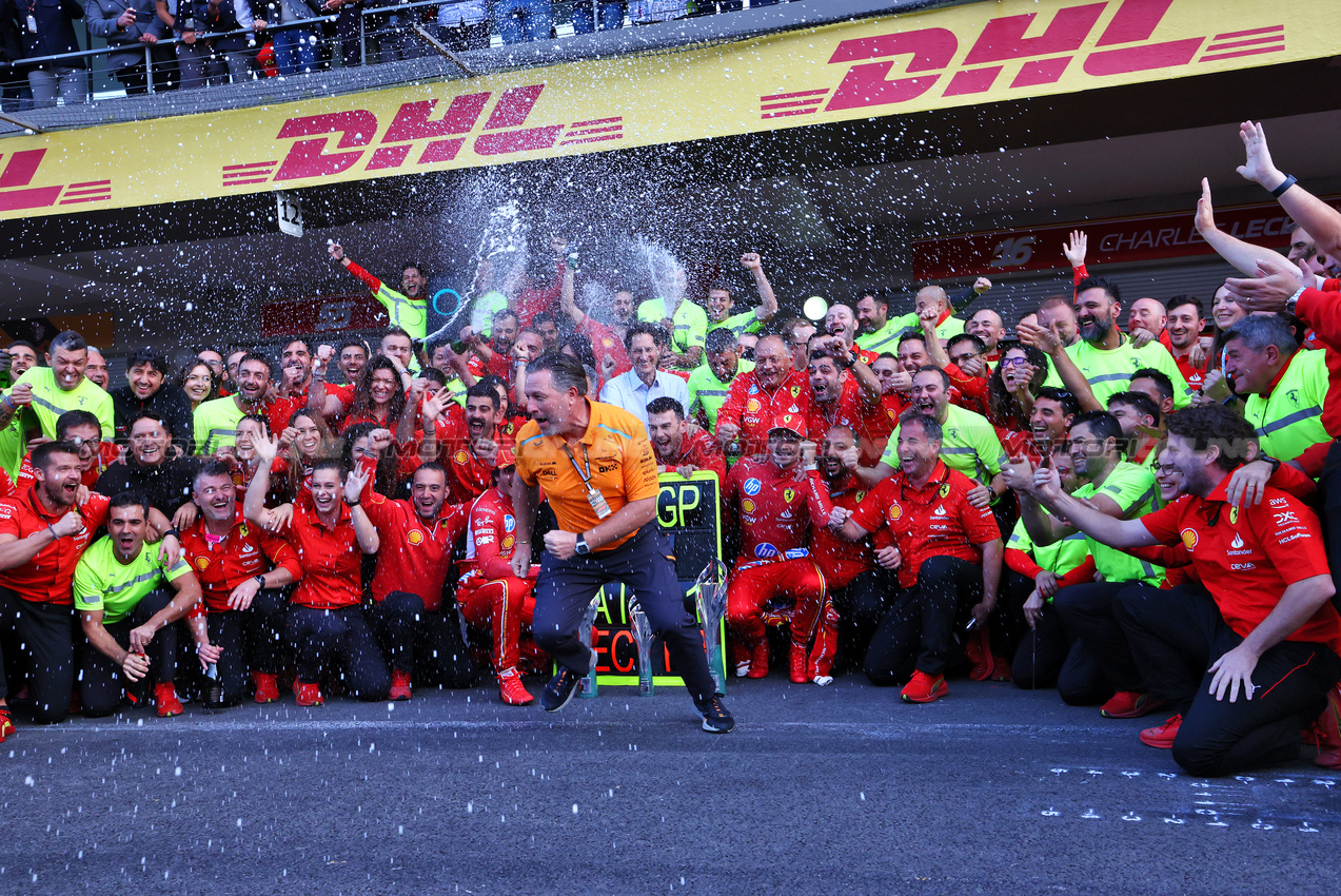 GP MESSICO, Zak Brown (USA) McLaren Executive Director photobombs the Ferrari team celebration photo for Carlos Sainz Jr (ESP) Ferrari e Charles Leclerc (MON) Ferrari.

27.10.2024. Formula 1 World Championship, Rd 20, Mexican Grand Prix, Mexico City, Mexico, Gara Day.

 - www.xpbimages.com, EMail: requests@xpbimages.com © Copyright: Coates / XPB Images