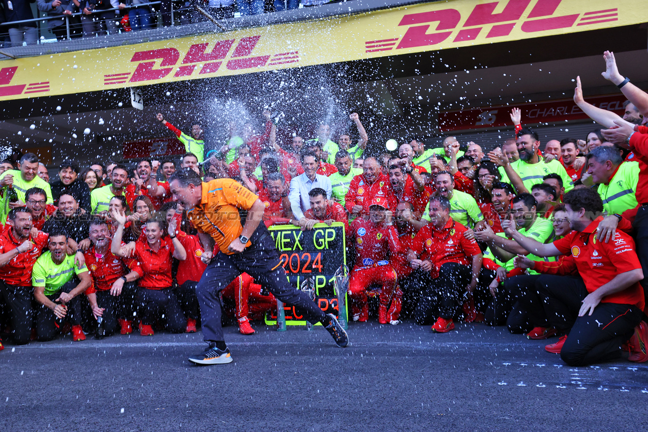 GP MESSICO, Zak Brown (USA) McLaren Executive Director photobombs the Ferrari team celebration photo for Carlos Sainz Jr (ESP) Ferrari e Charles Leclerc (MON) Ferrari.

27.10.2024. Formula 1 World Championship, Rd 20, Mexican Grand Prix, Mexico City, Mexico, Gara Day.

 - www.xpbimages.com, EMail: requests@xpbimages.com © Copyright: Coates / XPB Images