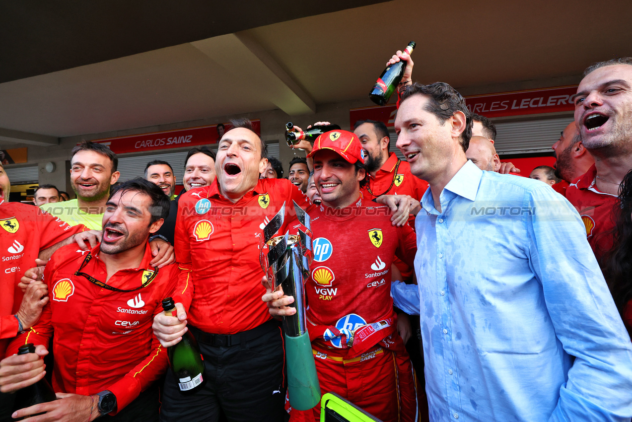 GP MESSICO, Gara winner Carlos Sainz Jr (ESP) Ferrari celebrates with Riccardo Adami (ITA) Ferrari Gara Engineer e John Elkann (ITA) FIAT Chrysler Automobiles Chairman.

27.10.2024. Formula 1 World Championship, Rd 20, Mexican Grand Prix, Mexico City, Mexico, Gara Day.

 - www.xpbimages.com, EMail: requests@xpbimages.com © Copyright: Coates / XPB Images