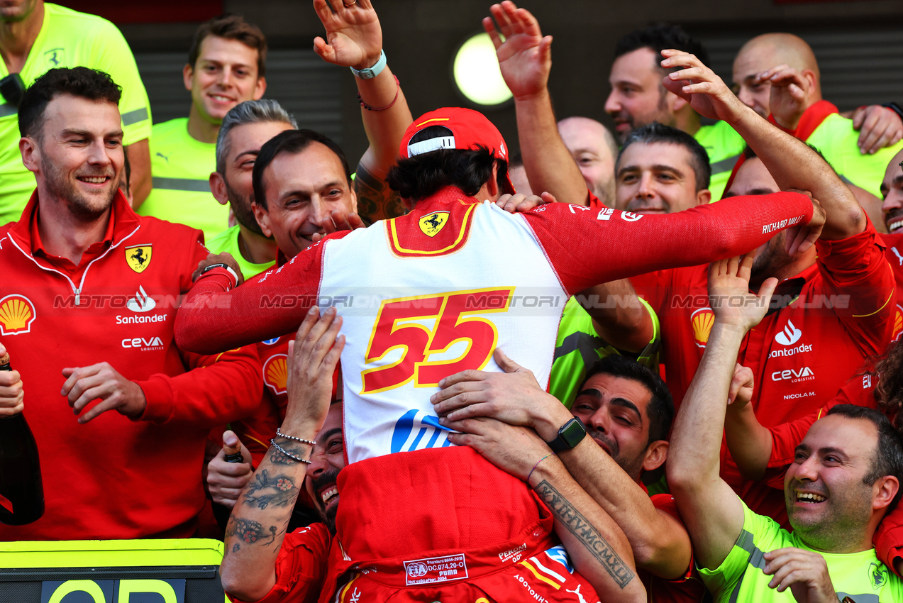 GP MESSICO, Gara winner Carlos Sainz Jr (ESP) Ferrari celebrates with the team.

27.10.2024. Formula 1 World Championship, Rd 20, Mexican Grand Prix, Mexico City, Mexico, Gara Day.

 - www.xpbimages.com, EMail: requests@xpbimages.com © Copyright: Coates / XPB Images